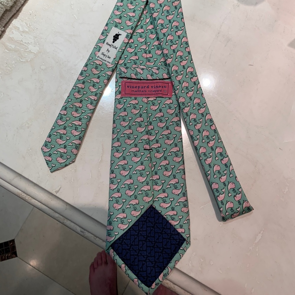 Vineyard Vines Men's Silk Whale Tie!